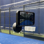 Support téléphone Padel Shark à ventouse fixé sur une vitre de terrain de padel pour filmer un match