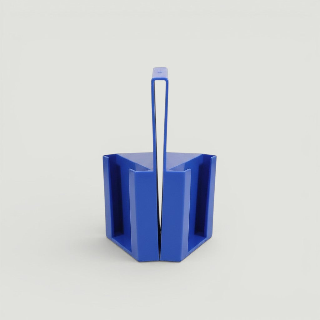 Padel Shark blue plastic fence phone mount for tennis match analysis and live streaming.